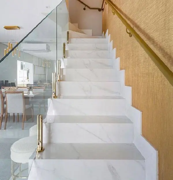 Para quem gosta do estilo clean opte pelo revestimento para escada interna em mármore