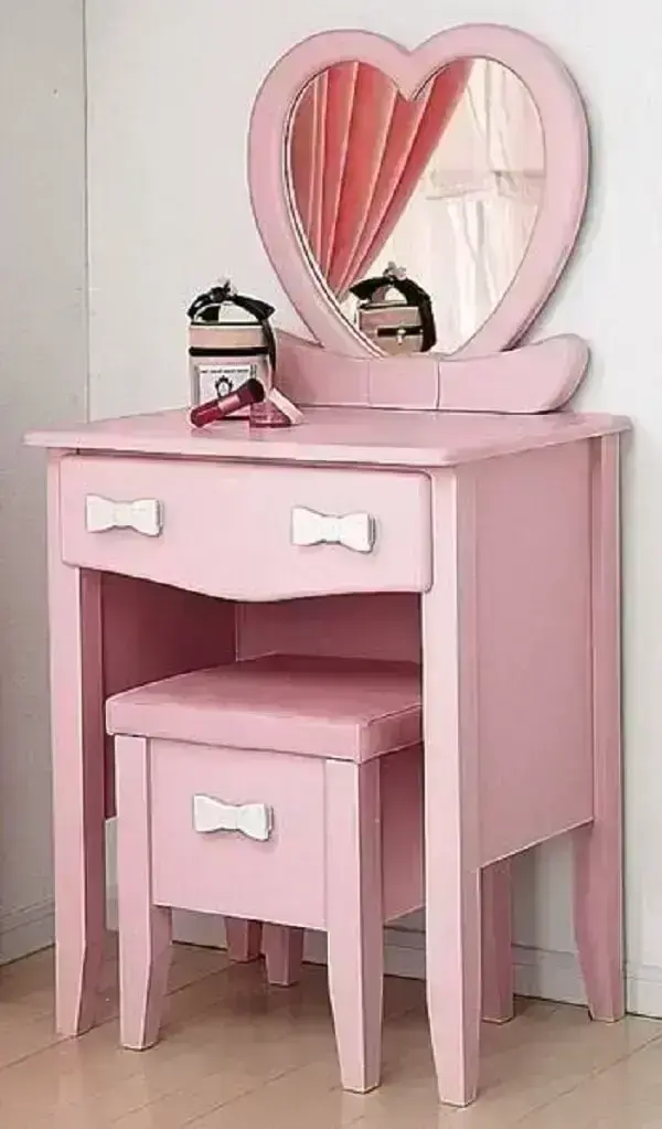 Penteadeira cor de rosa com puxadores em forma de laços é pura fofura