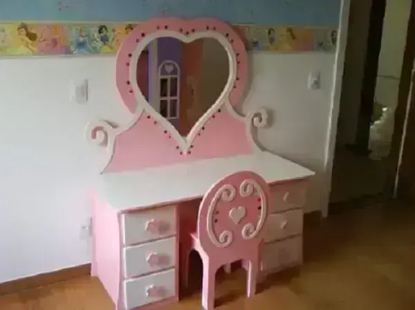 Penteadeira infantil rosa e branca com espelho em formato de coração