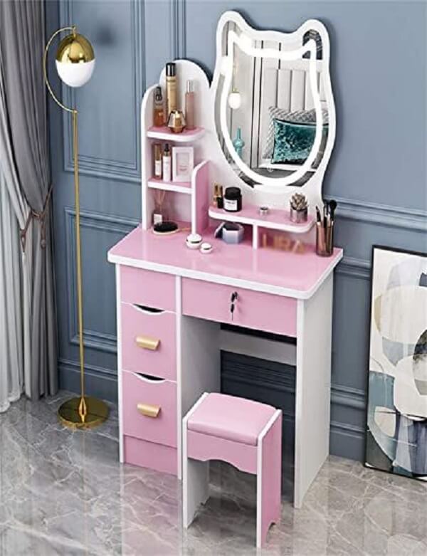 Penteadeira rosa com espelho em formato criativo