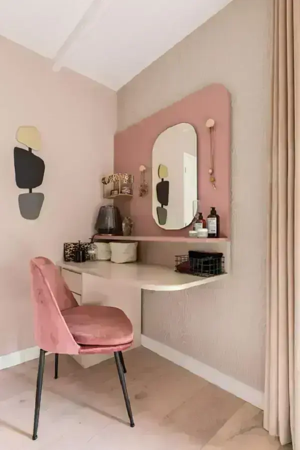 Penteadeira suspensa rosa e branca otimiza espaço no dormitório