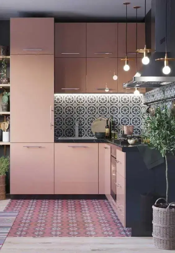 Pisos e azulejos antigos encantam a decoração dessa cozinha com móveis rosa