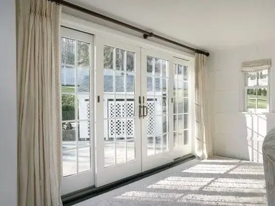 Porta balcão branca decorada com cortinas