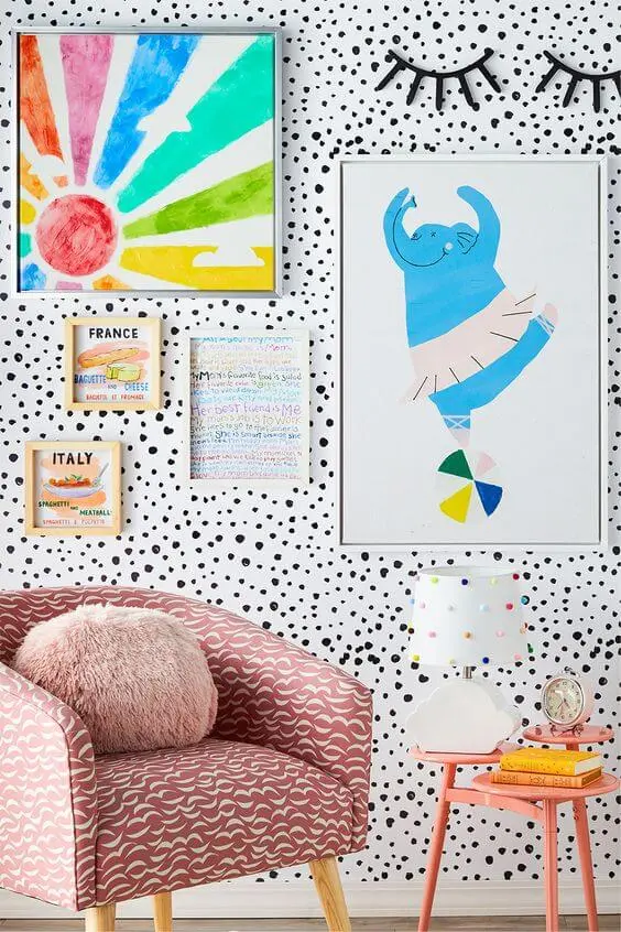 Quadro infantil colorido na decoração de quarto alegre