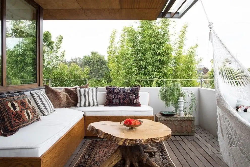 Quarto com varanda moderna sofá e redes