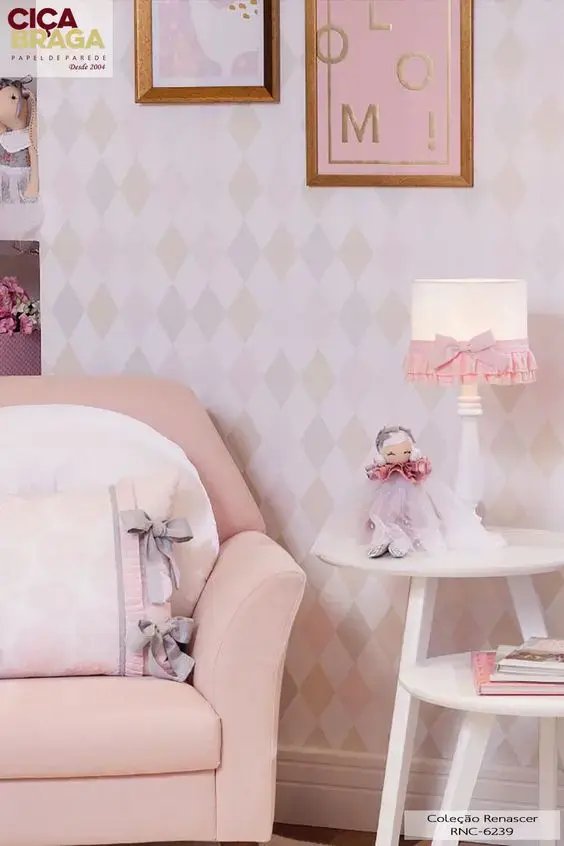 Quarto de bebê com papel de parede geométrico rosa