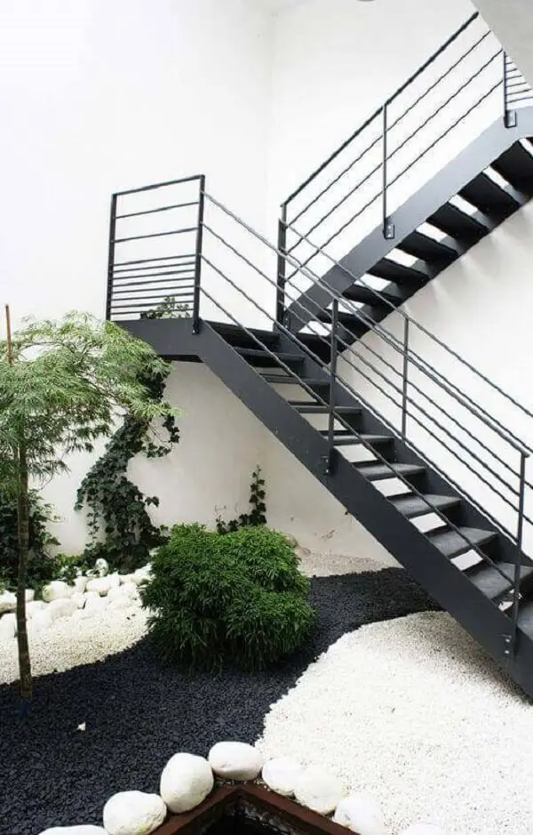 Que tal integrar um lindo jardim externo próximo ao revestimento para escada de ferro?