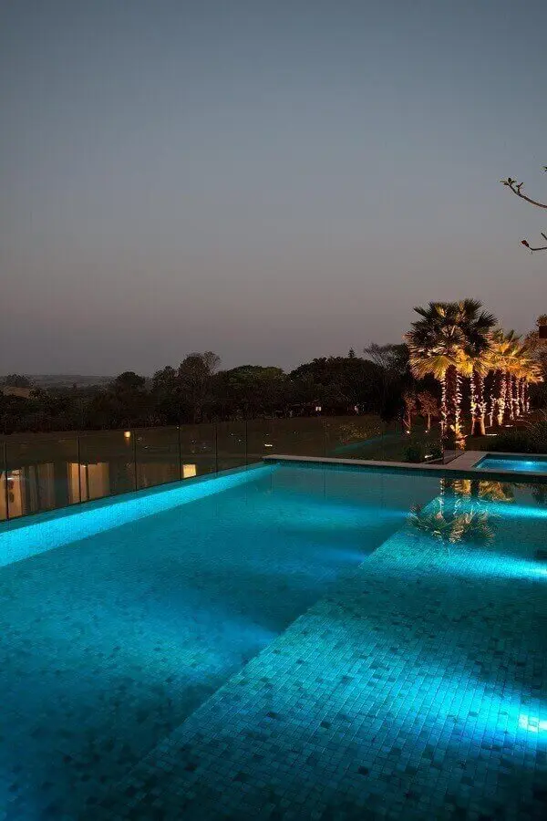 Realize um lindo projeto luminotécnico para a piscina com azulejo