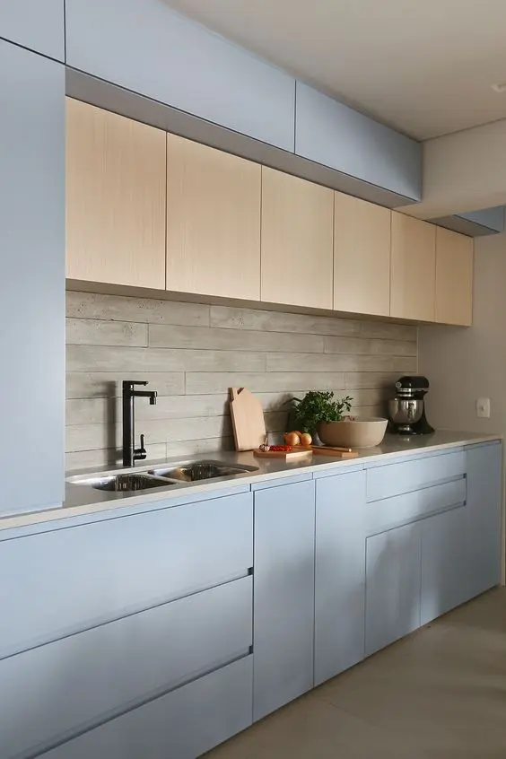 Revestimento bege para cozinha com armário azul claro