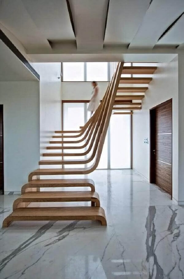 Revestimento de madeira para escada com design ousado se destaca no ambiente
