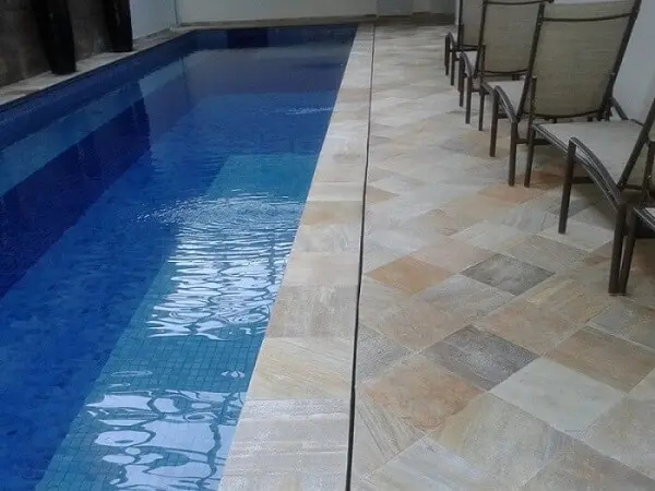 Revestimento de pedra São Tomé no piso da piscina