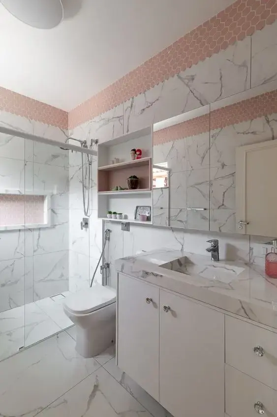Revestimento marmorizado no banheiro claro e sofisticado
