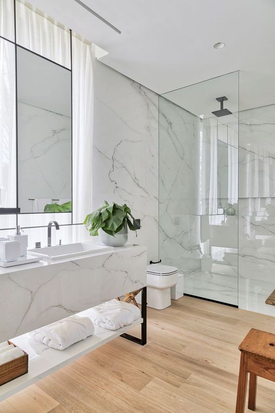 Revestimento marmorizado no banheiro moderno