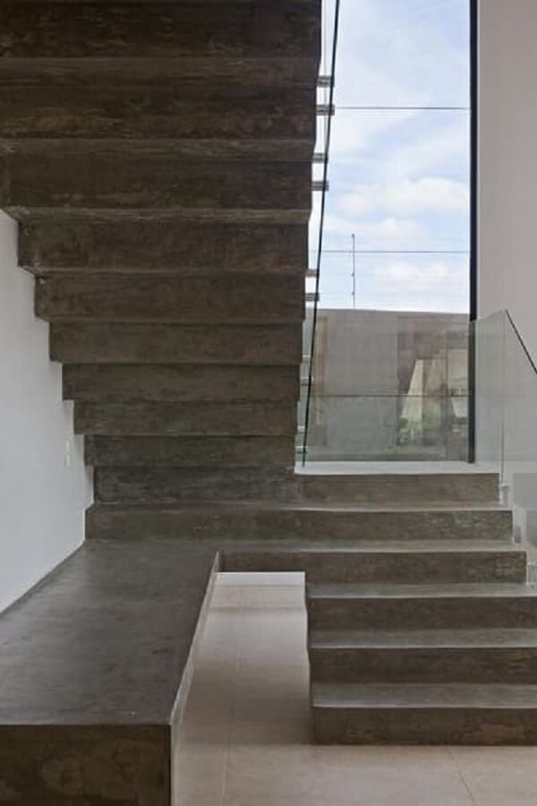 Revestimento para escada de concreto com guarda-corpo de vidro