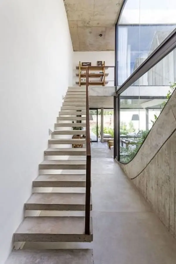 Revestimento para escada de concreto dá acesso ao andar superior do imóvel
