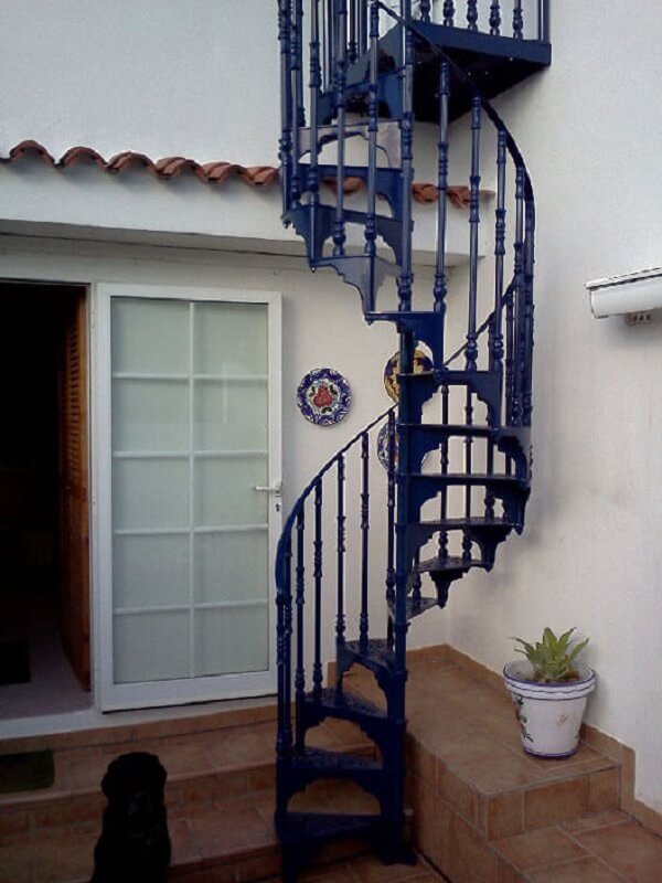 Revestimento para escada de ferro azul com design caracol