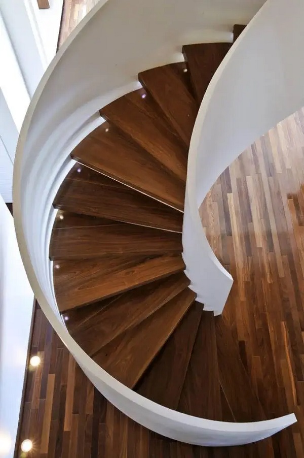Revestimento para escada de madeira com design espiral