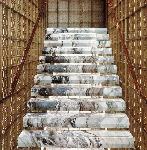 Revestimento para escada interna com design ousado em mármore