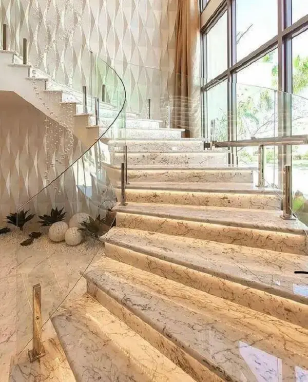 Revestimento para escada interna feita em mármore com fitas de led que iluminam os degraus