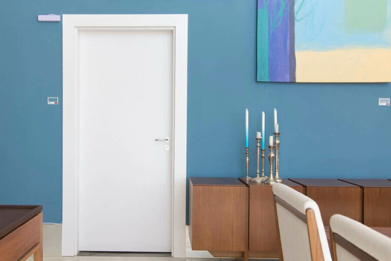 Sala azul moderna com porta branca Foto Pormade