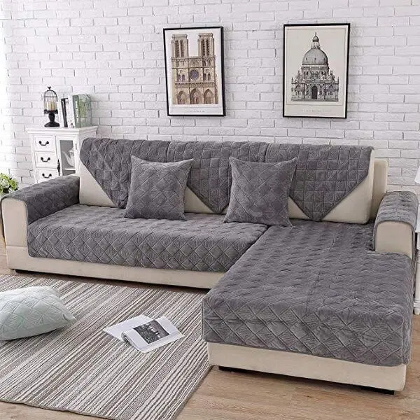 Sala com capa de sofá cinza 