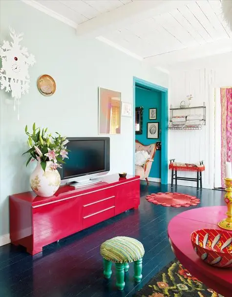 Sala com móveis coloridos
