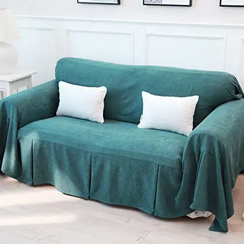 Sala com sofá coberto por tecido 