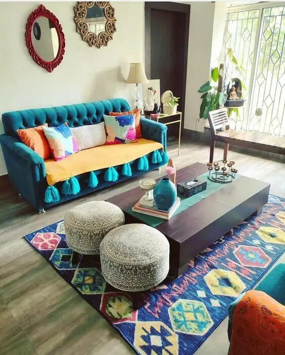 Sala de estar charmosa com capa de sofá azul