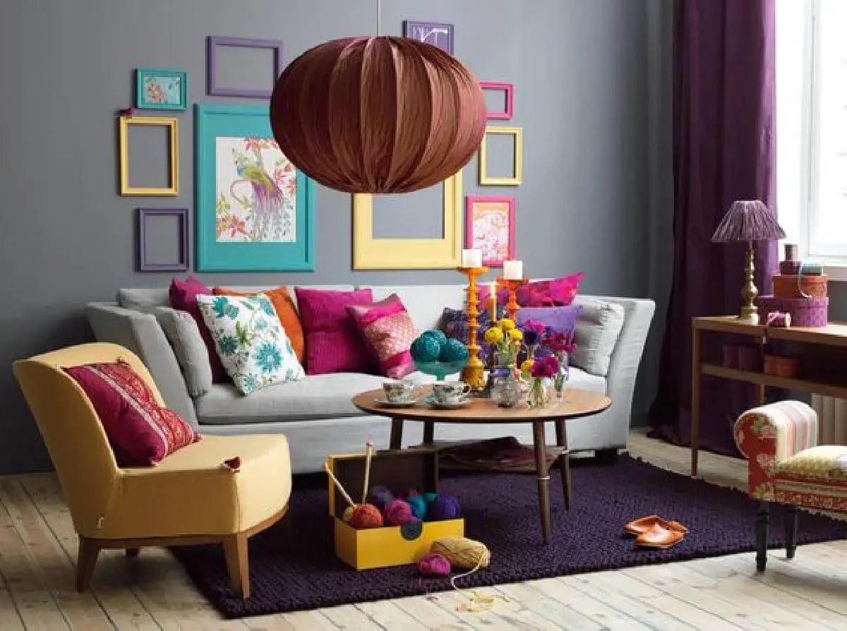 Sala de estar com moldura colorida na decoração