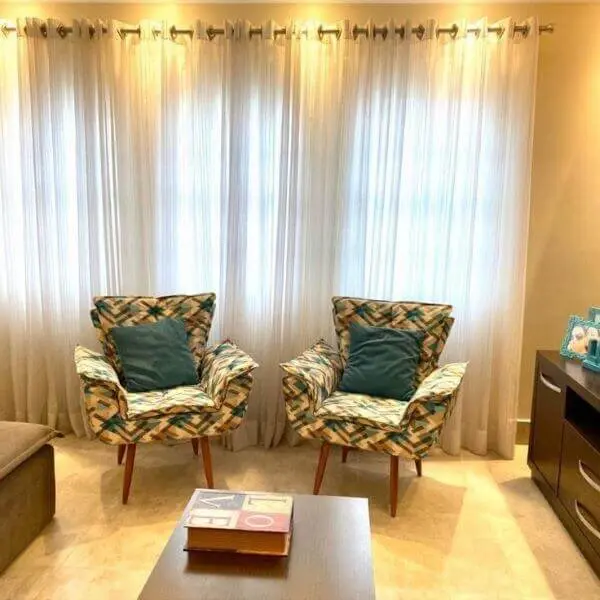 Sala de estar moderna com poltrona decorativa opala pé palito