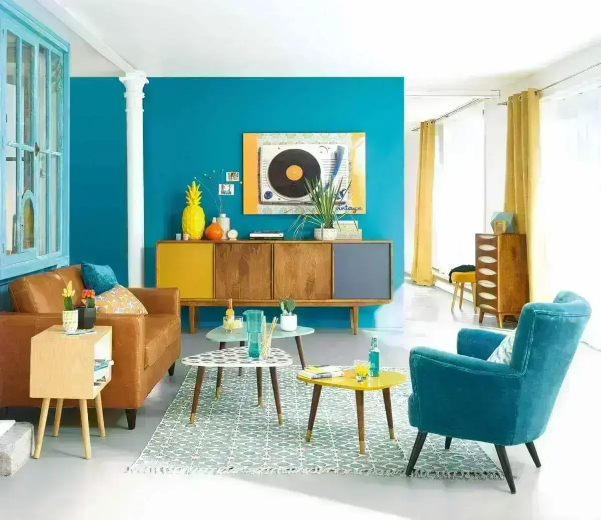 Sala de estar pequena e azul com rack pé palito