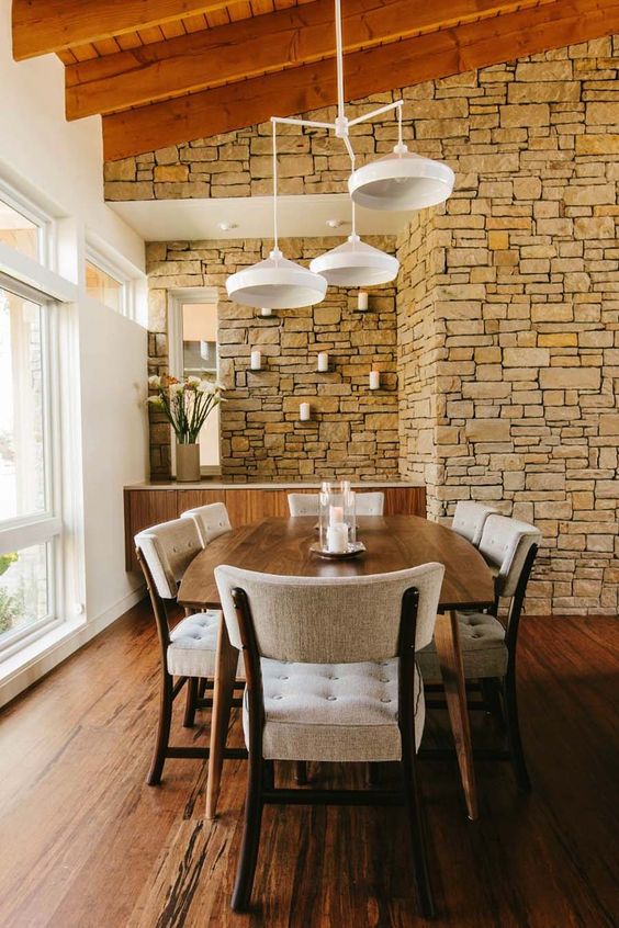 Sala de jantar com papel de parede rustico