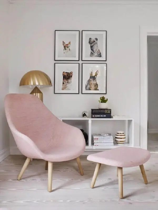 Sala minimalista branca decorada com poltrona pé palito rosa
