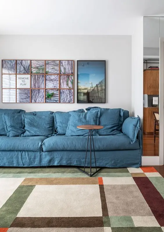 Sala moderna com capa de sofá azul