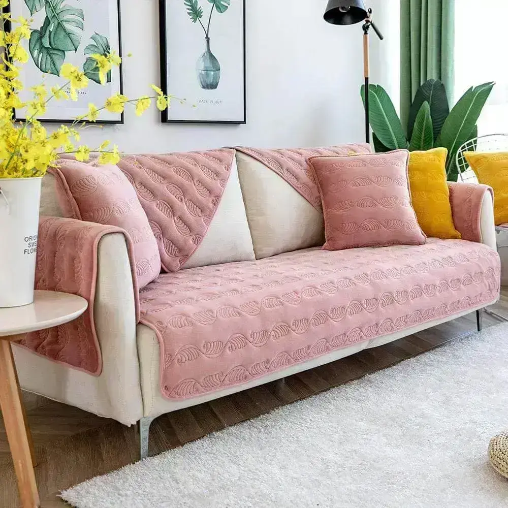 Sala moderna com capa de sofá rosa