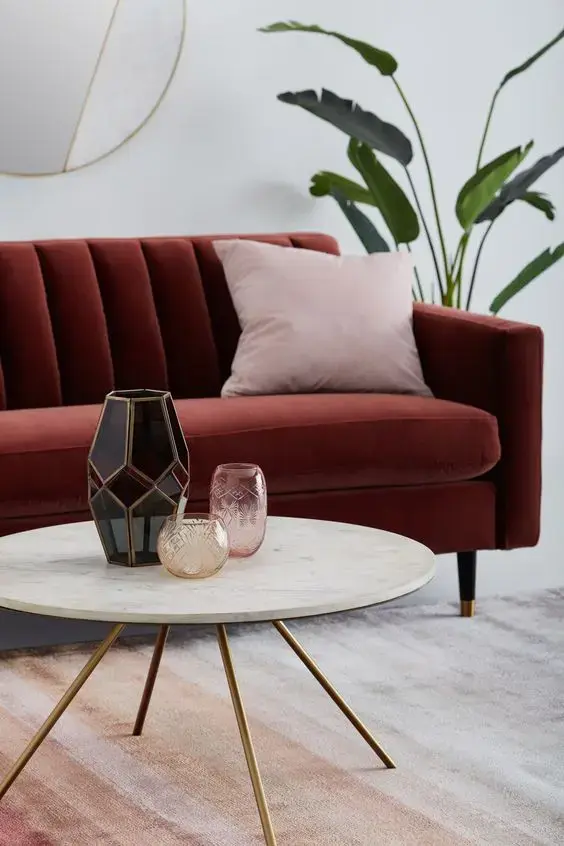 Sala moderna com sofá vinho