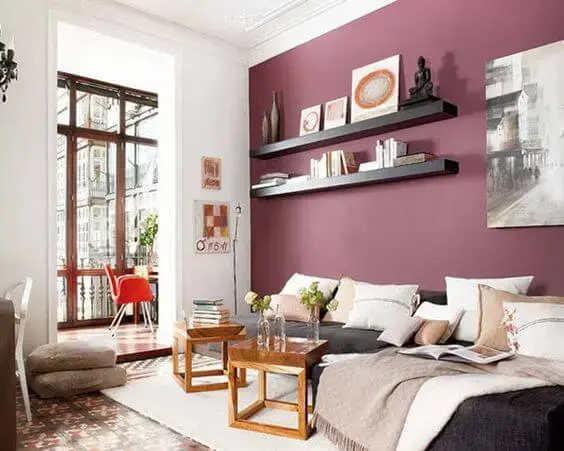 Sala na cor vinho com sofá e móveis cinza