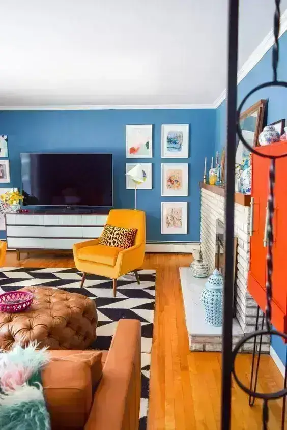 Sala retrô colorida com rack pé palito