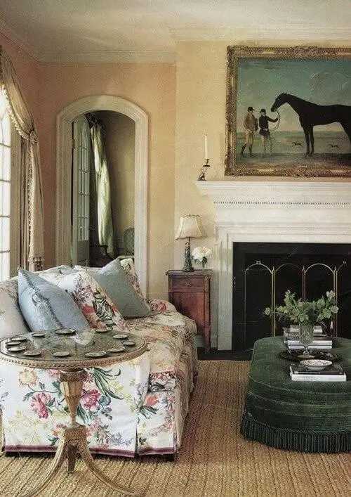 Sala vintage com capa de sofá estampado floral