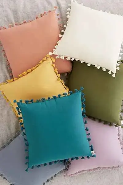 Tecido para almofada de diferentes cores no sofá cinza 
