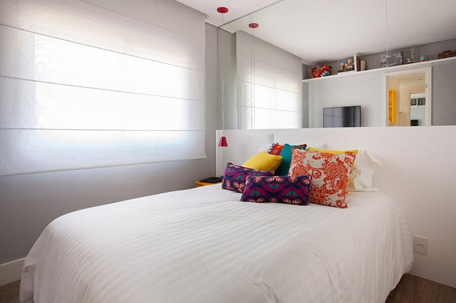 Almofadas coloridas para quarto feminino pequeno decorado com parede espelhada
