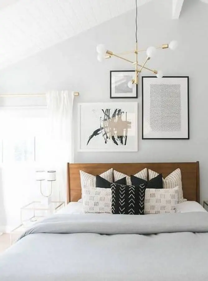 Almofadas para quarto de casal branco decorado com luminária pendente moderna