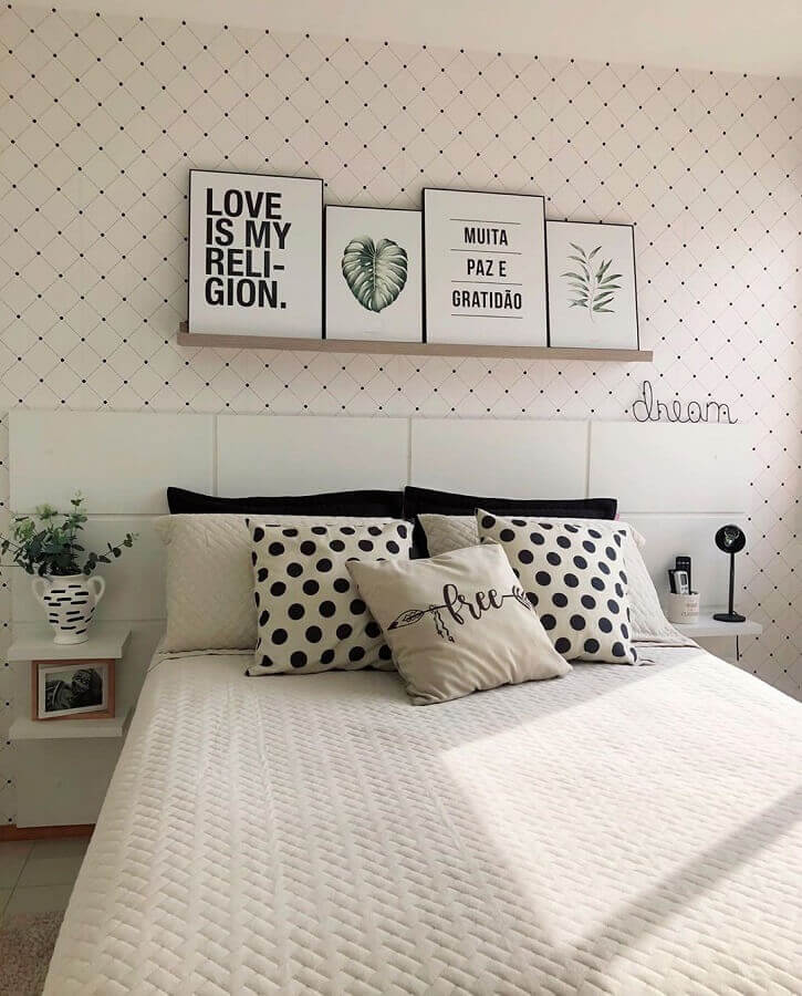 Almofadas para quarto de casal branco simples decorado com papel de parede delicado