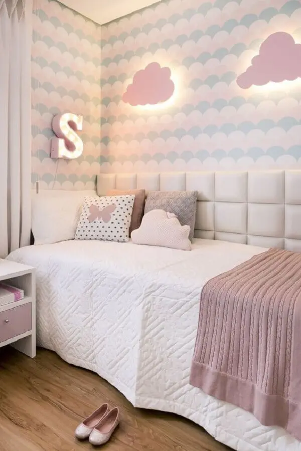 Almofadas para quarto infantil feminino branco e rosa decorado com luminária nuvem