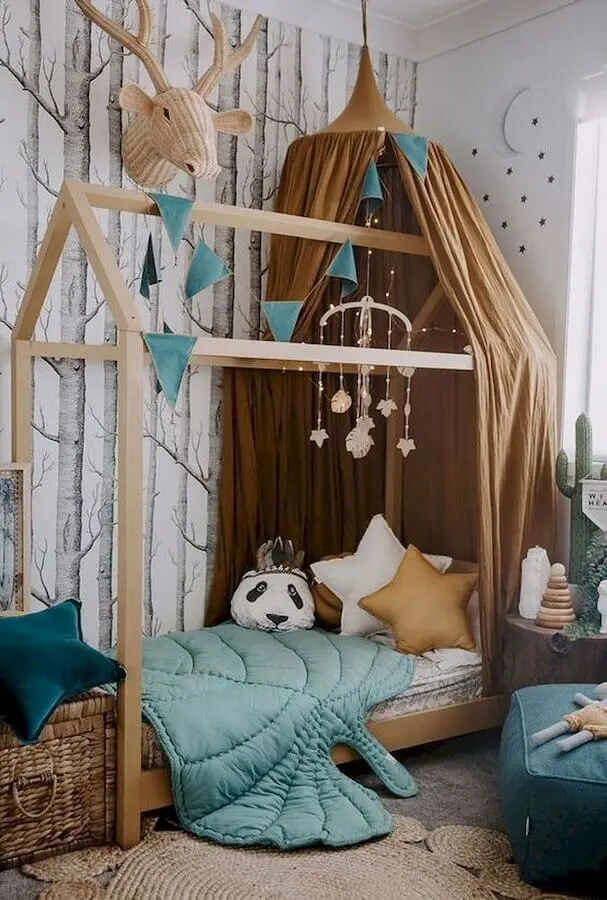 Almofadas para quarto infantil simples decorado com cama casinha e papel de parede de árvores