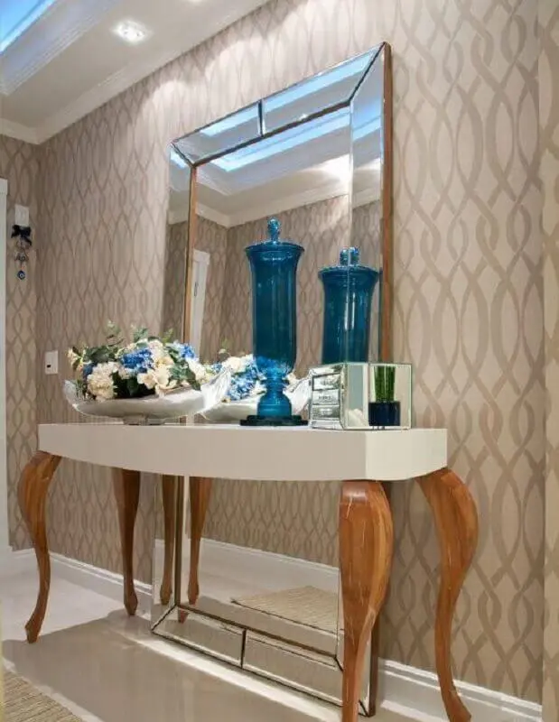 Aparador com espelho atrás para decoração de corredor com papel de parede bege