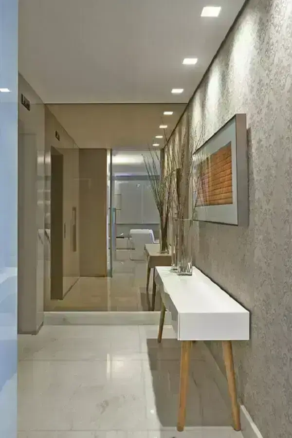 Aparador retrô branco para corredor sofisticado decorado com parede espelhada