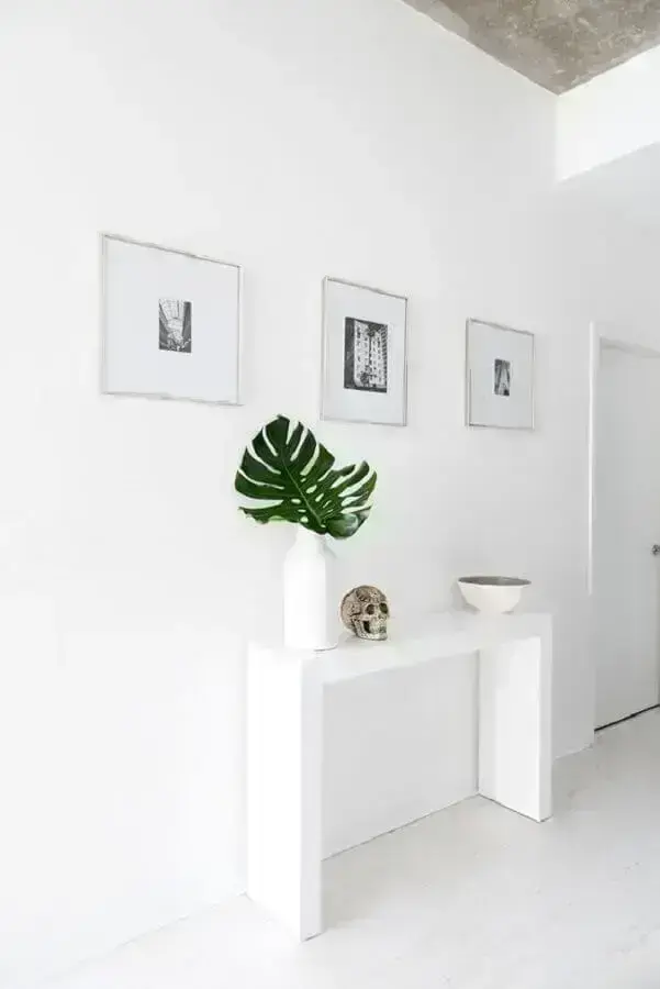 Aparador simples branco para decoração de corredor minimalista