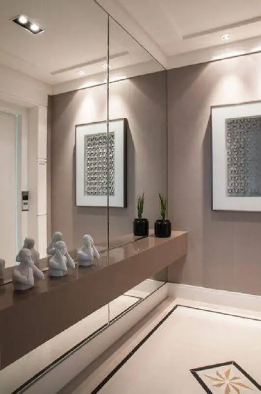 Aparador suspenso com espelho na parede para decoração de hall cinza moderno