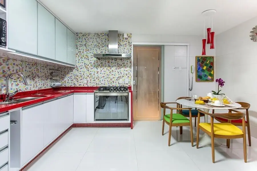 armário aéreo branco para decoração de cozinha com cadeiras coloridas Foto Bruno Sgrillo Arquitetura
